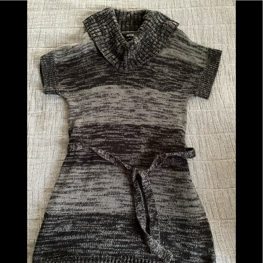 Woman’s long tunic sweater/ Apt 9 size medium